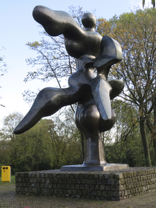 906645 Afbeelding van het bronzen beeldhouwwerk 'De Wachter' van Nic Jonk (1928-1994), in 1976 geplaatst op de heuvel ...